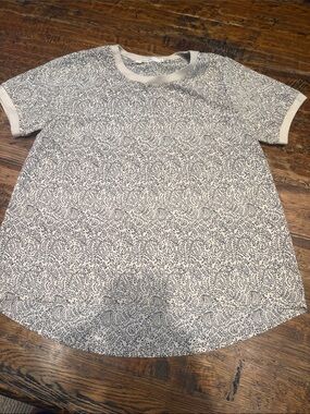 Short-Sleeve Crewneck Shirt in White with Black Print